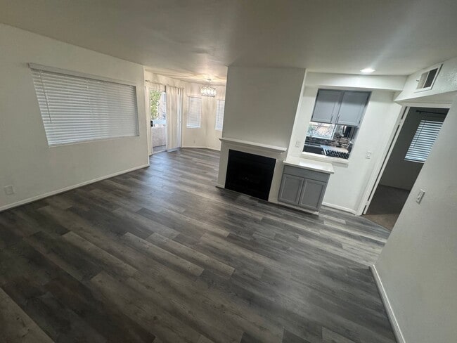 Building Photo - Spacious 3 bedroom condo