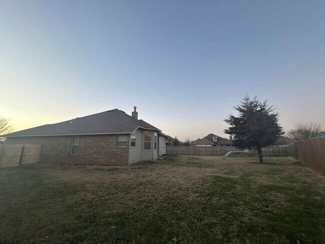 Foto del edificio - 2400 Rookhaven Ln