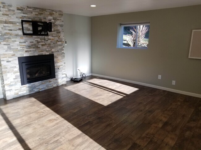 Otro - 8609 Warren Dr NW