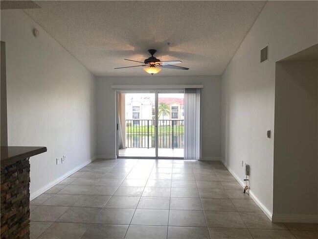 Foto del edificio - 2081 Renaissance Blvd