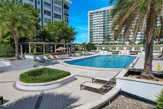 Building Photo - 5600 Collins Ave