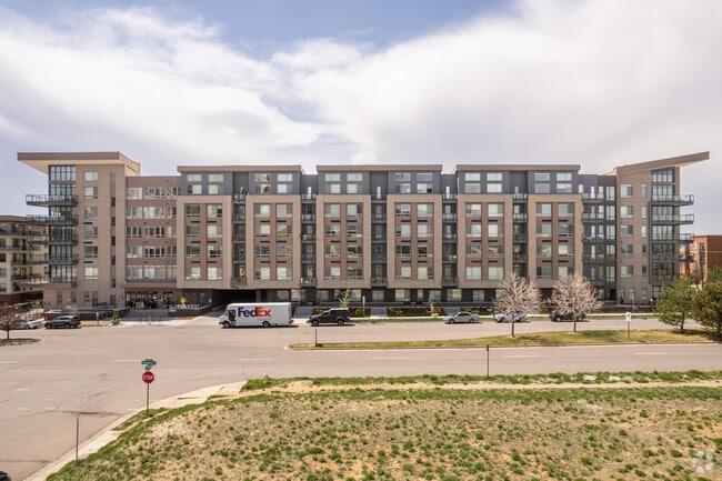 Building Photo - Vue West