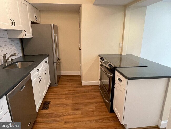 Building Photo - 121 E Chelsea Cir