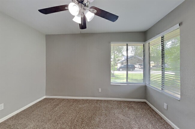 Foto del edificio - 8607 Pines Pl Dr
