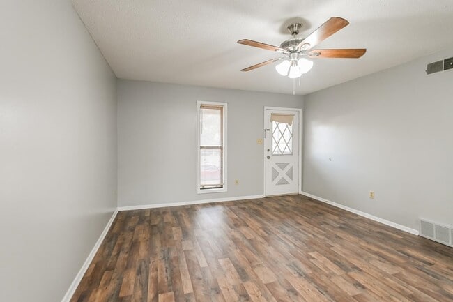 Foto del edificio - 4332 Thistleway Dr
