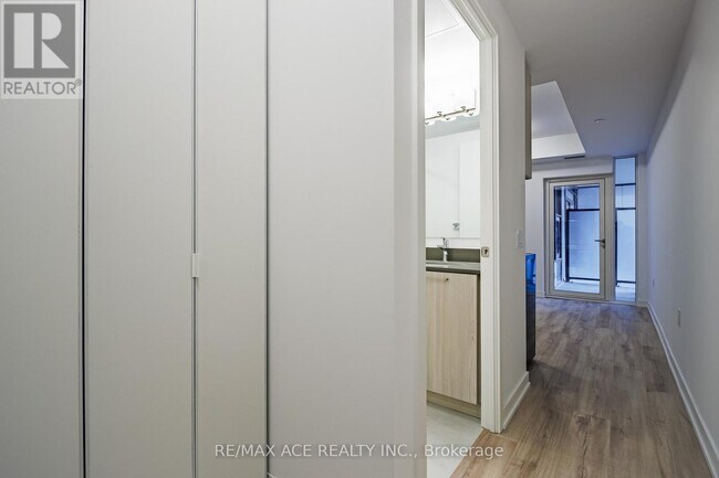 Photo du bâtiment - 7437 Kingston Rd