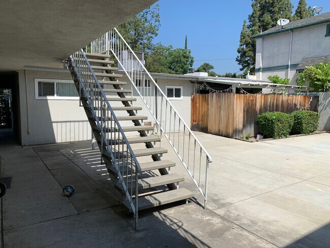 Building Photo - 424 S Santa Anita Ave