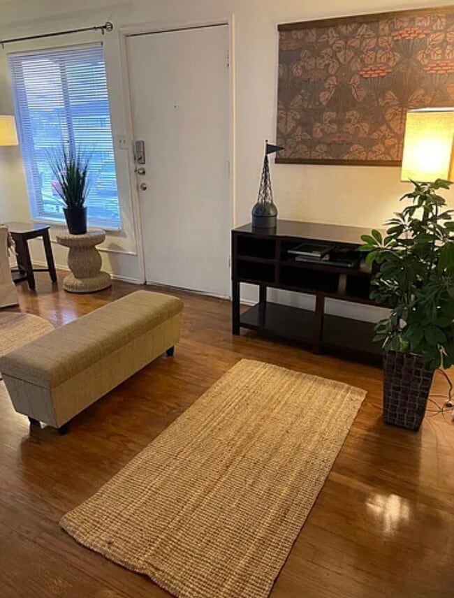 Foto del edificio - 4068 Oakcrest Dr