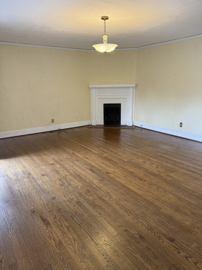 Building Photo - 215 N Garden St