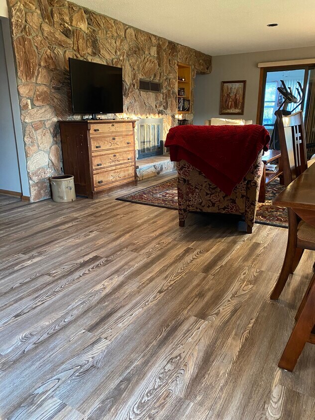 Large family room - 210 Elm Ave S