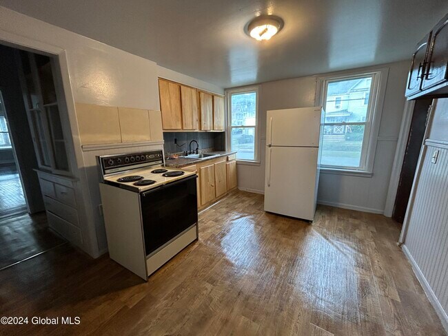 Building Photo - 96 Robinson St