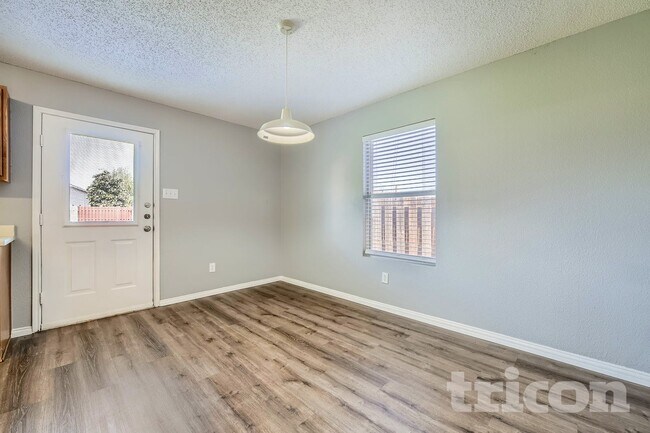 Building Photo - 3040 Clemente Dr