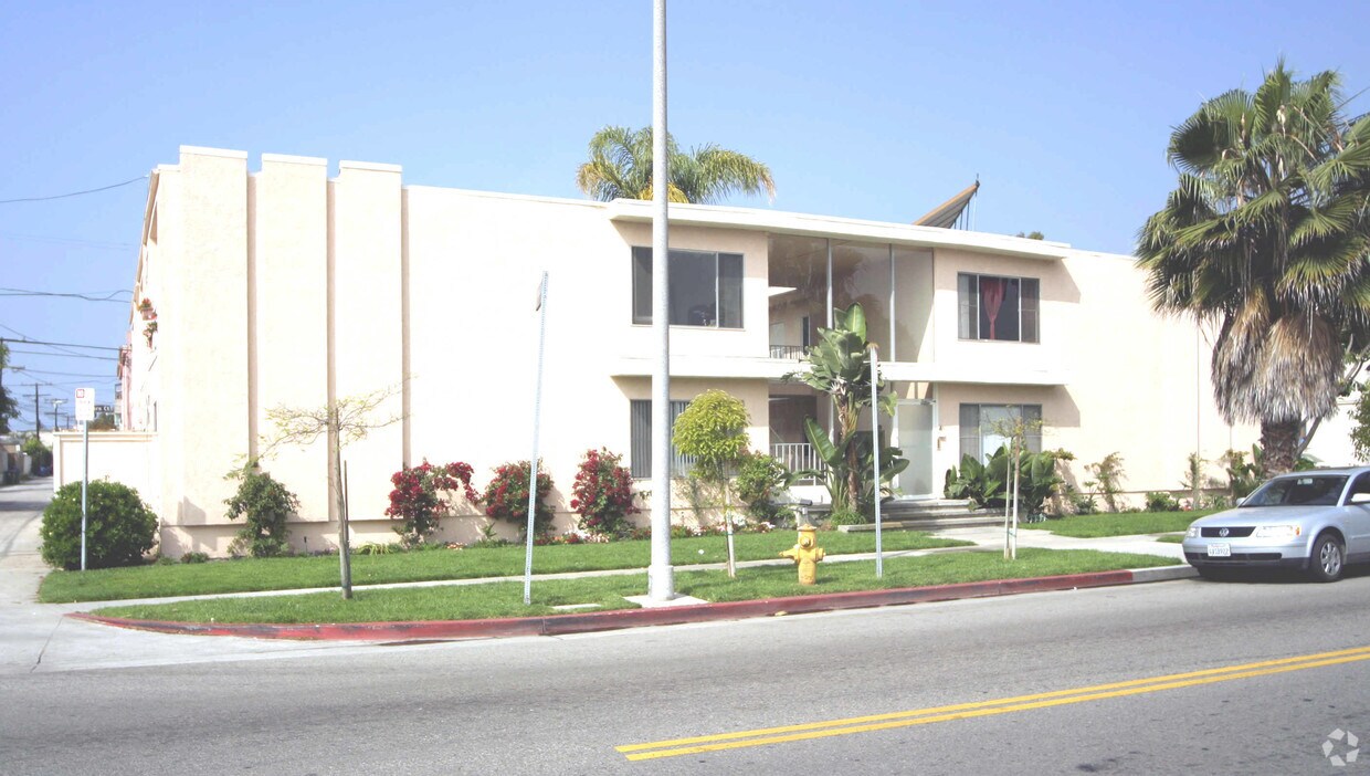 Primary Photo - 2611 Ocean Ave