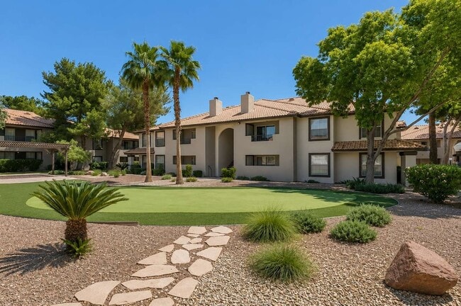 Foto del edificio - Beautiful 2-Bed, 2-Bath 2nd-Floor Condo Near The Lakes!