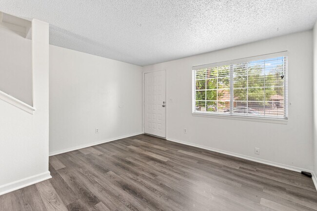 Foto del edificio - 2 Bedroom Townhome - Spacious!