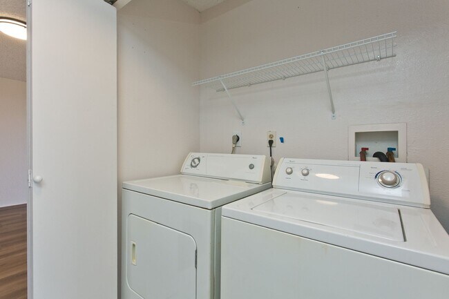 Foto del edificio - NEWLY RENOVATED 1 BD / 1 BA / 1 PK