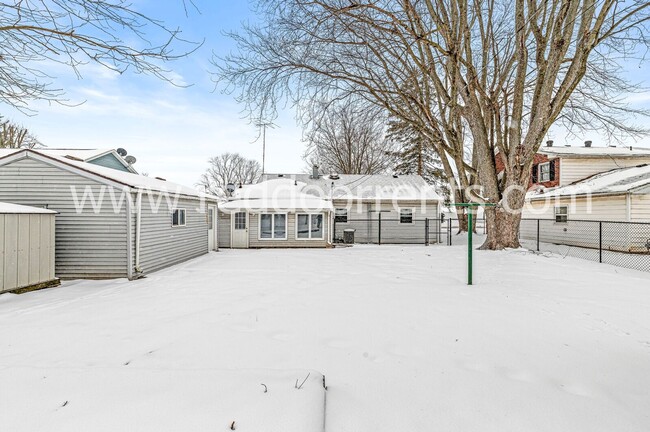 Building Photo - Charming Home in Lapel