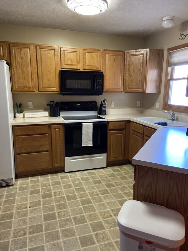 Primary Photo - 540 Lakeside Dr