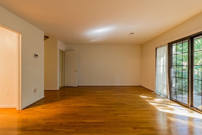 Building Photo - Beautiful 3 Bed 3.5 Bath Brick Interior To...