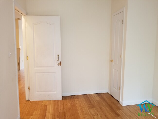 Foto del edificio - 29 E 169th St