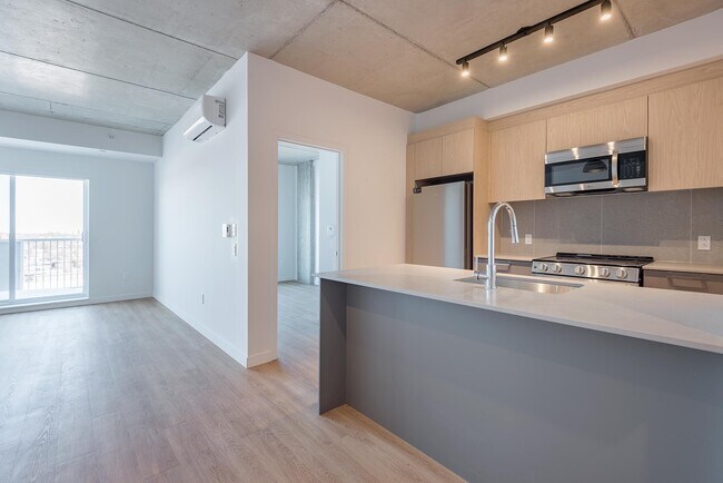 Building Photo - E406