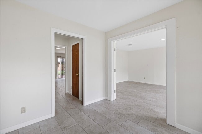 Building Photo - 4135 Levonshire Dr