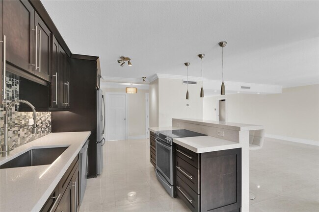 Foto del edificio - 250 E Royal Palm Rd