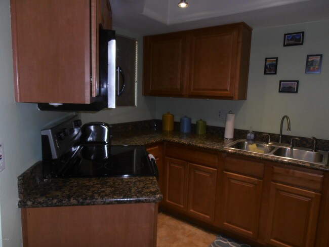 Building Photo - 935 N Granite Reef Rd