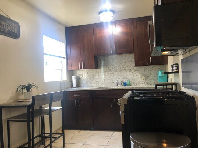 Building Photo - Charming 2 BD, 1 BA Home w/ Spacious Backy...