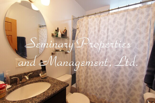 Foto del edificio - Bright and sunny rehabbed studio apartment with dishwasher  near the brown line and METRA