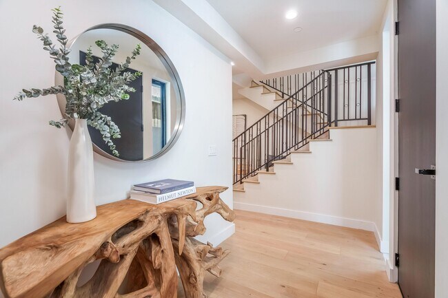 Building Photo - 1859 Barry Ave