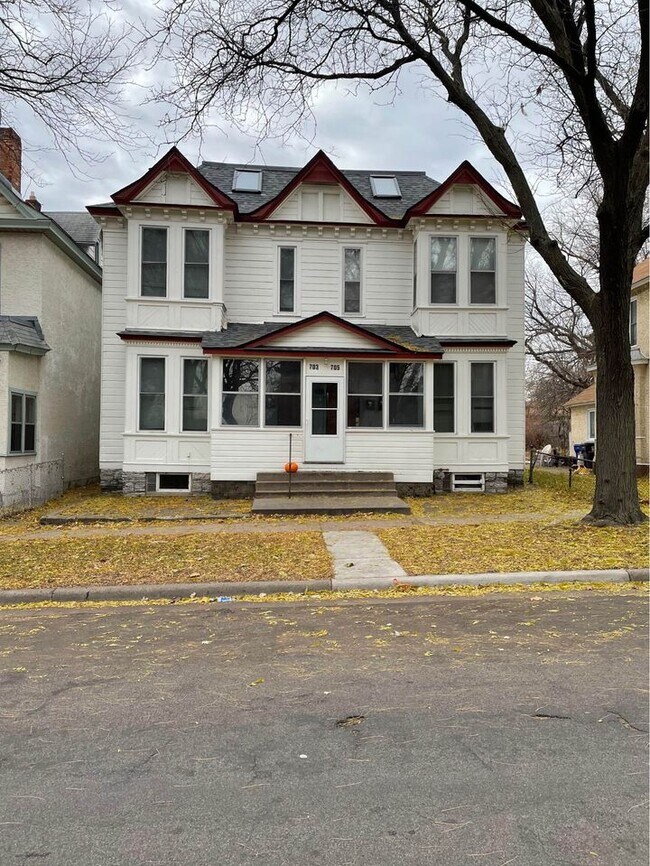 Building Photo - 703 Bedford St