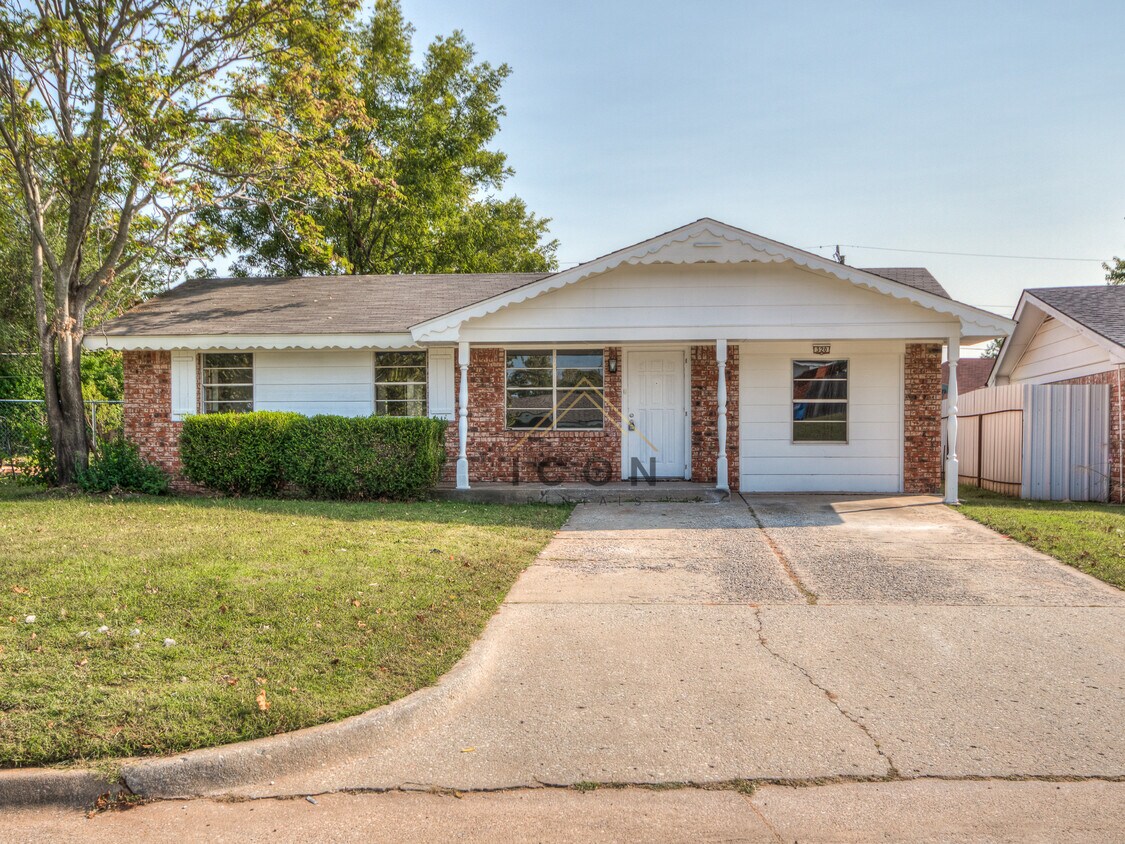 320 E Cedar Ln, Mustang, OK 73064 House for Rent in Mustang, OK