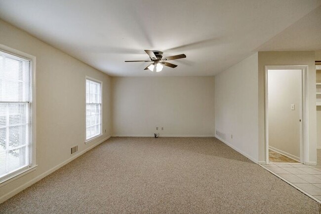 Foto del edificio - 160 Jockey Club Dr