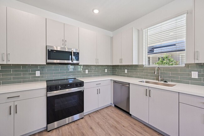 Building Photo - 2125 E Voltaire Ave