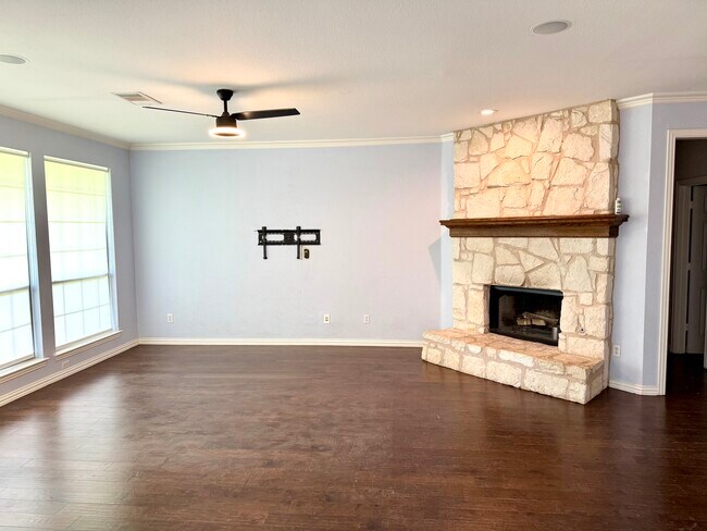 Sala de estar con soporte para TV y chimenea (de leña, con encendido a gas). - 2489 Yuma Dr