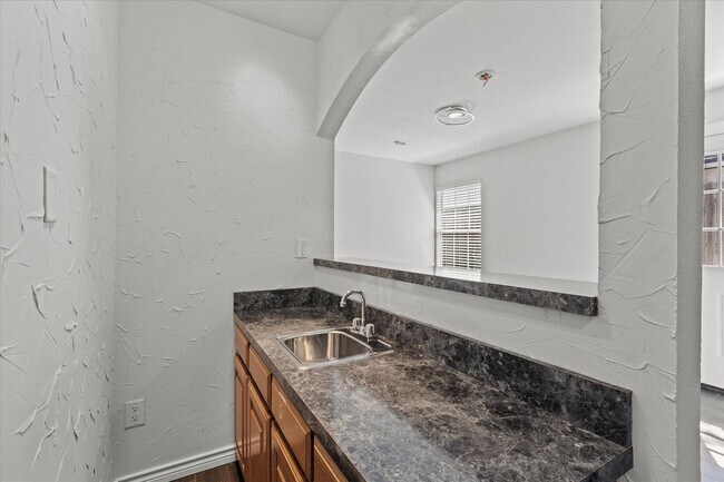 Building Photo - 521 Cole Ave