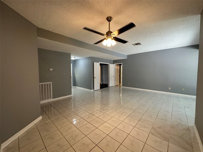Foto del edificio - 3319 Green Fields Dr