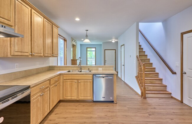Building Photo - Beautifully Updated 3-Bed Detached Home Ne...