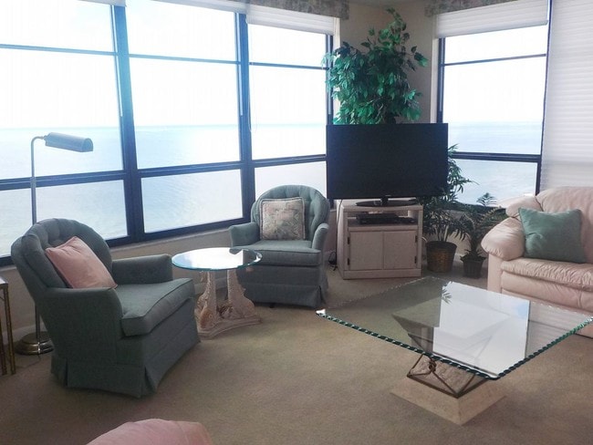 Building Photo - 631 Alhambra Rd