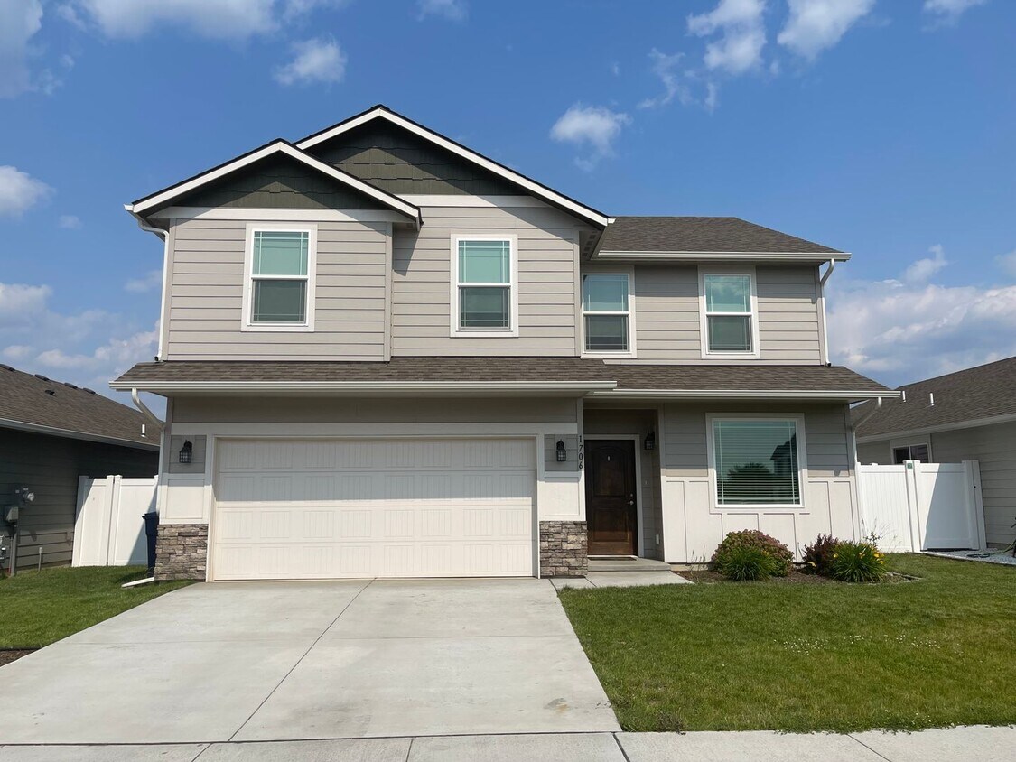 Foto principal - Immaculate Newer Construction w/ Vinyl Fen...