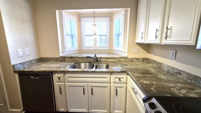 Foto del edificio - Great Two Bedroom Townhouse Convenient to Downtown Greenville!
