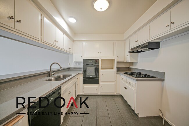 Foto del edificio - Outstanding and Very Large Two-Bedroom wit...