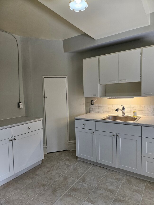 Kitchen - 15 Courtland Av W