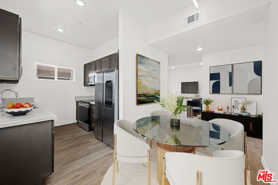 Foto principal - 7411 Artesia Blvd