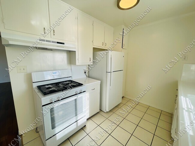 Unit 8 Kitchen 3 - 341 N Hayworth Ave
