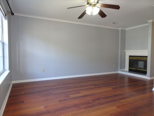 Building Photo - 2 Bedrooms Townhome in Meadowlake  Farm Yo...