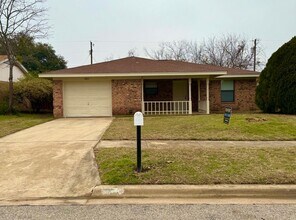 Building Photo - 805 Colonial Ln