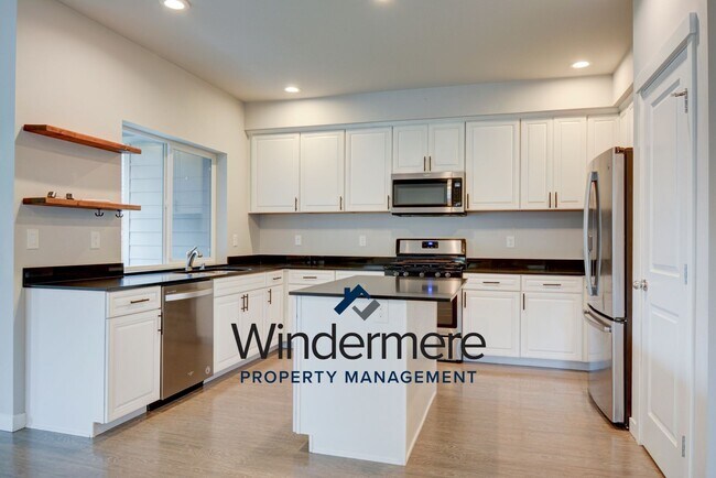 Building Photo - Newer Build 3 Bedroom 2.5 Bathroom Townhome