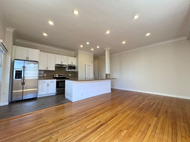 Foto del edificio - Russian Hill: Remodeled 1 Bedroom w/ Direct Access to XL Shared Patio & FREE Utilities!